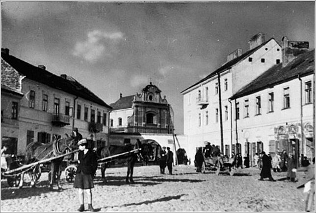 View of the main square of the ghetto in Radom.